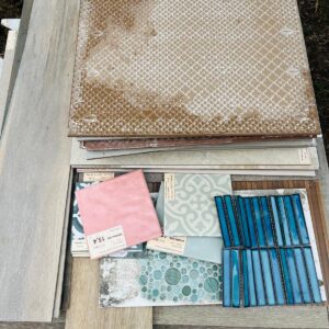 Pallet con muestras de cerámicas y porcelanatos varios