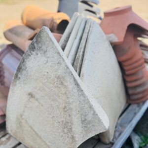Lote x70: tejas, cumbreras y baldozones de piscina