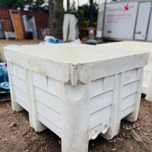 Cajón de plastico, con detalles: 1.19x1.0x0.73m.