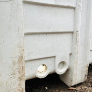 Cajón de plastico, con detalles: 1.19x1.0x0.73m.