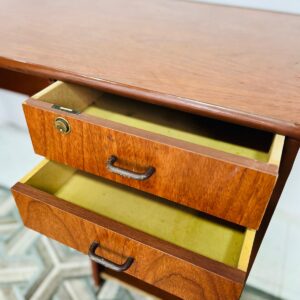 Escritorio en mdf, lustre oscuro