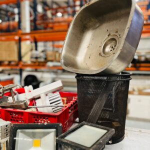 Lote de varios: cables, llaves de luz, foco, bacha, spot de luces y otros