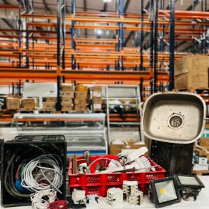 Lote de varios: cables, llaves de luz, foco, bacha, spot de luces y otros