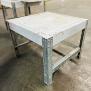 Lote x3 u: estante y 2 mesas galvanizadas con tapa de isopanel