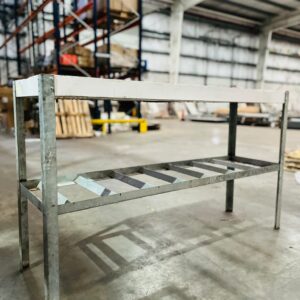 Mesa galvanizada con tapa de isopanel