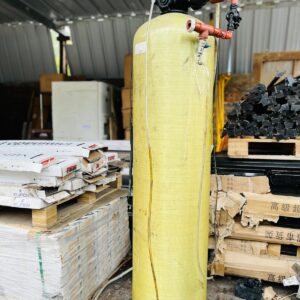 Tanque hidroneumático en fibra de vidrio, con mangueras y conexiones