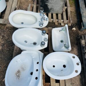 Lote x5 u: bidets y piletas en loza blanca con grifería
