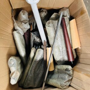 Caja con 79 u: porta toallas desarmados y patas varias: de sommier y otros