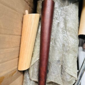 Caja con 79 u: porta toallas desarmados y patas varias: de sommier y otros