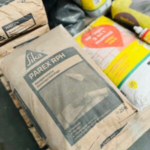 Lote x14 bolsas de varios: pegamento Weber de 25 kg, revoque de exterior Parex 25kg y otros