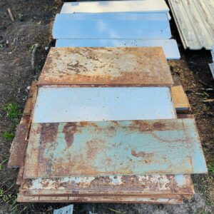 Lote x115 estantes en metal, medidas varias