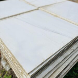 Lote x93 unidades de mármol 60x60 cm (33,48 m2)