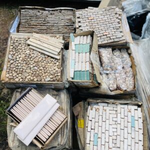 Lote x35 cajas de revestimiento: guardas, bolsas con piedras y otros