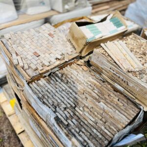 Lote x35 cajas de revestimiento: guardas, bolsas con piedras y otros